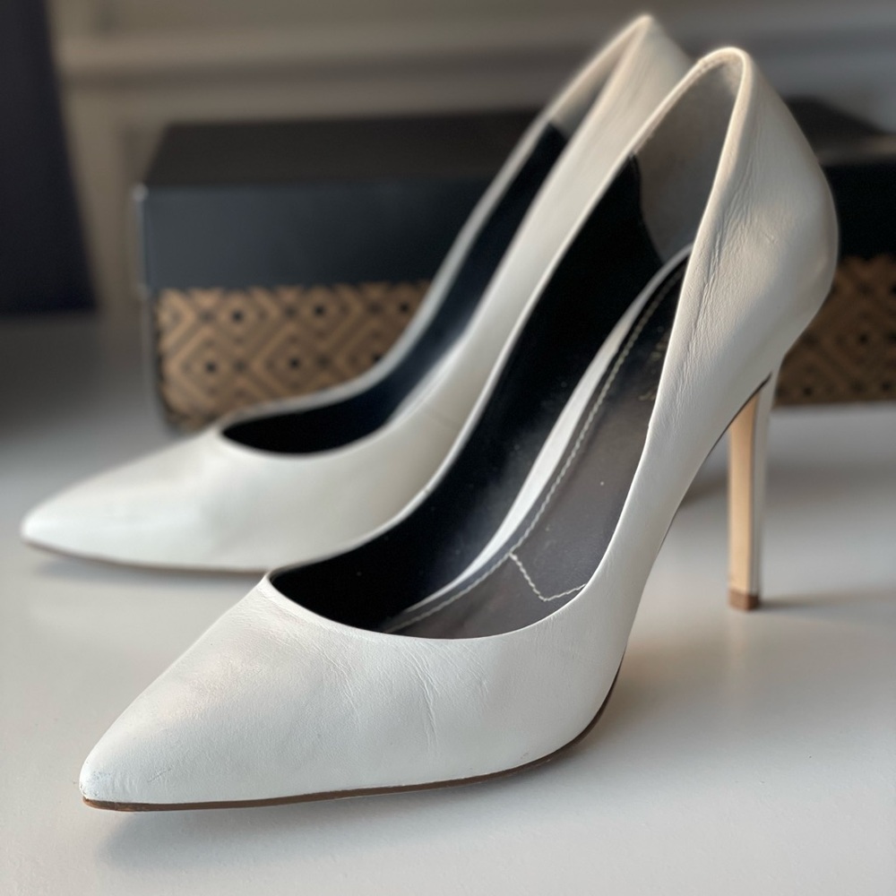 Charles David Pact 8.5 white leather pumps